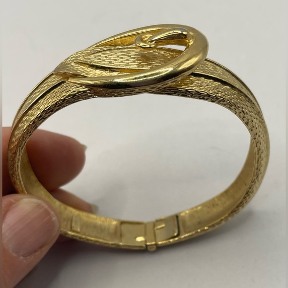 3 for $30 Vintage 80s Signed Avon Gold Tone Belt Buckle Hinged Clamper Bracelet - Picture 5 of 11